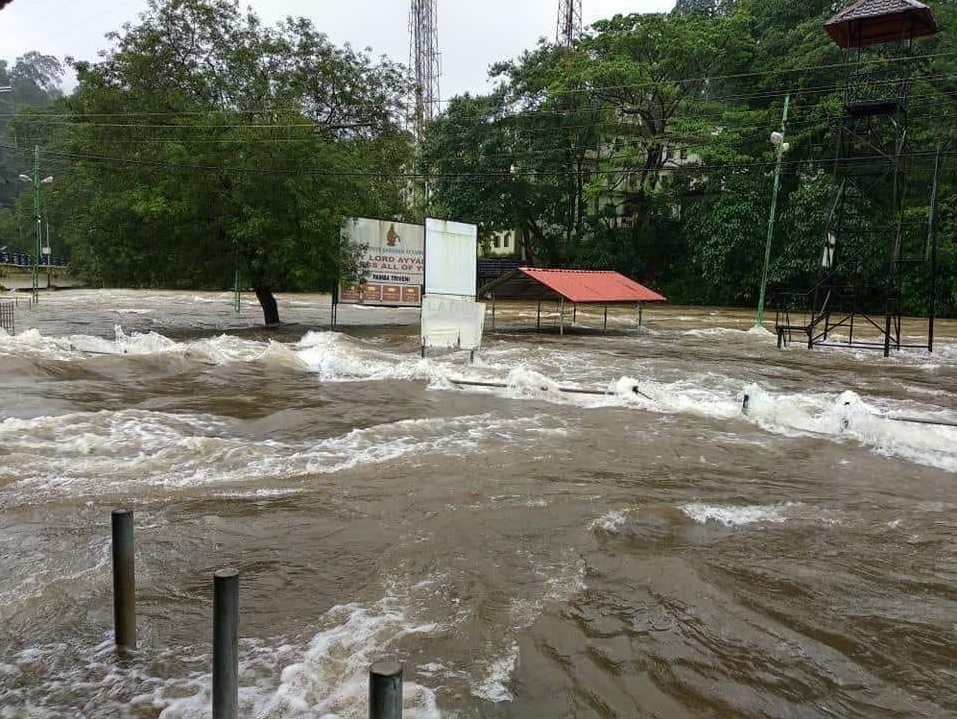 Mueren 37 personas en India por inundaciones