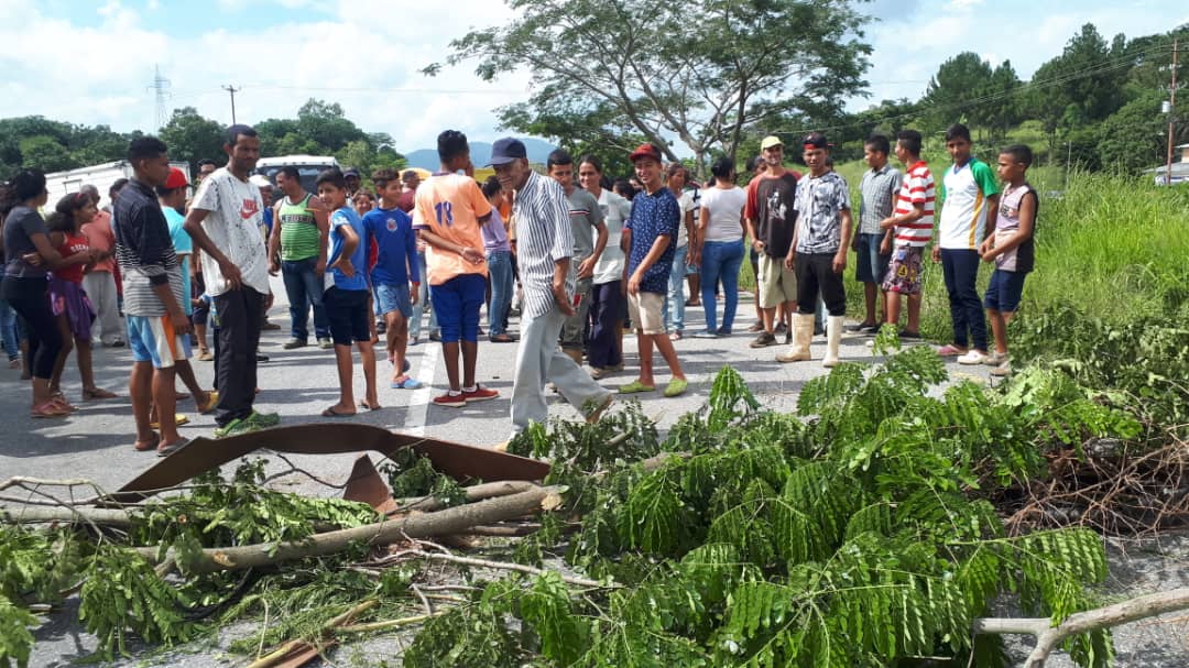 GNB reprimió protesta en carretera Barquisimeto-Acarigua por falta de comida #17Ago