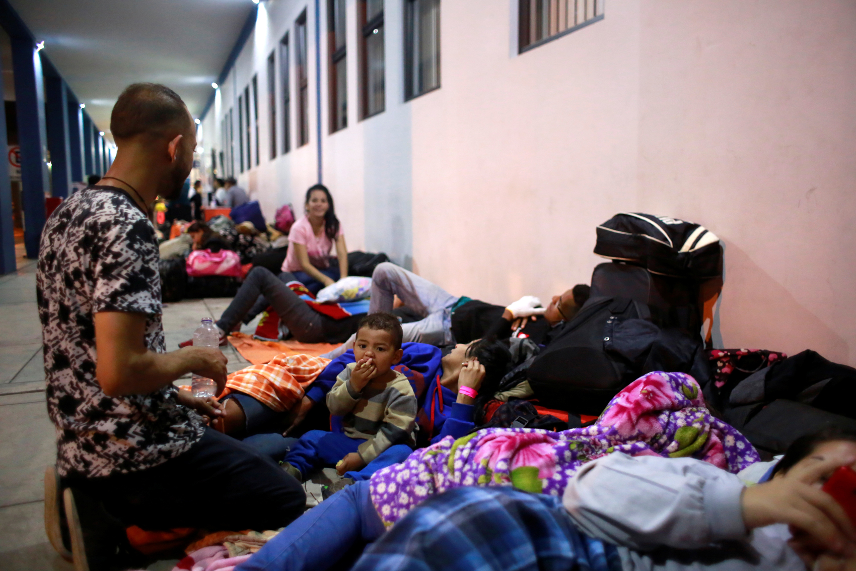 Niños venezolanos claman protección y asistencia internacional al cruzar la frontera, alerta Unicef