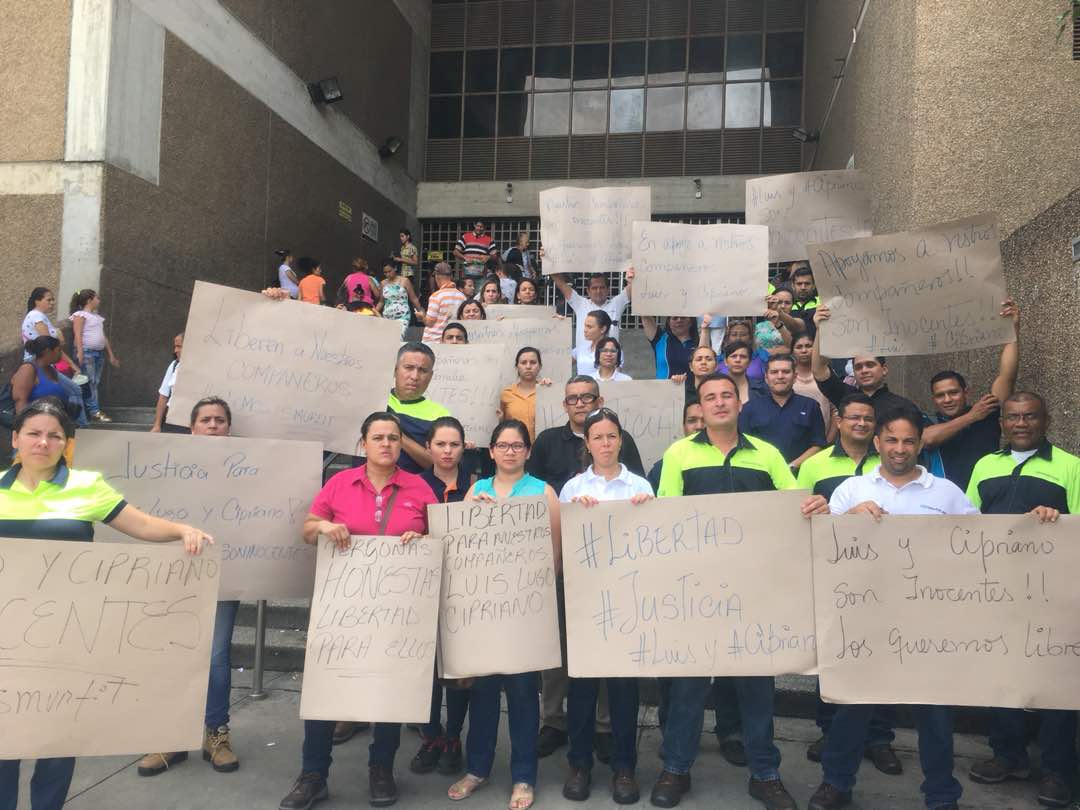 Trabajadores de Smurfit Kappa se concentran en el Palacio de Justicia de Valencia para exigir la libertad de sus compañeros