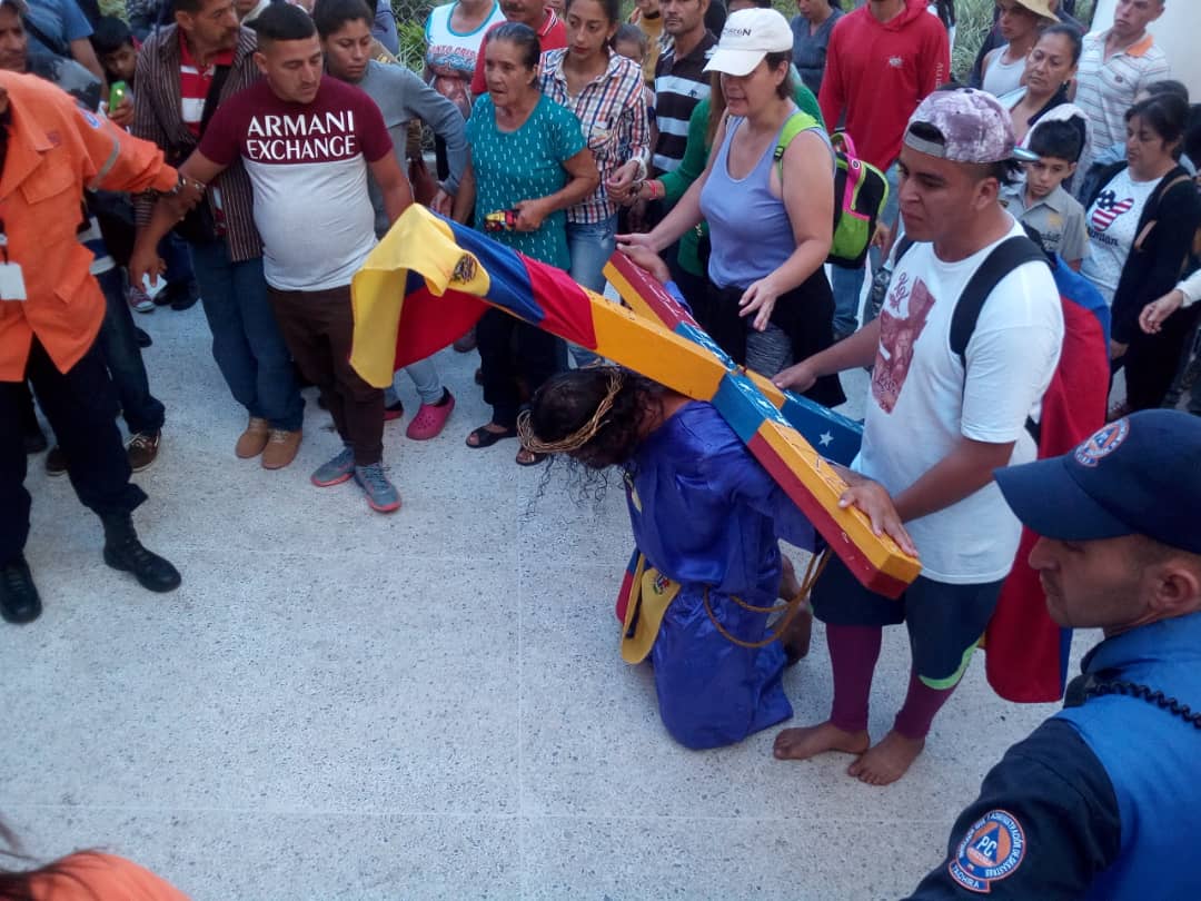 Este hombre caminó más de 17 horas con una cruz a cuestas por una mejor Venezuela (video)