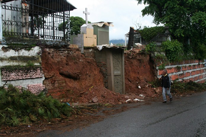 Tumbas del Cementerio Municipal de San Cristóbal en la calle