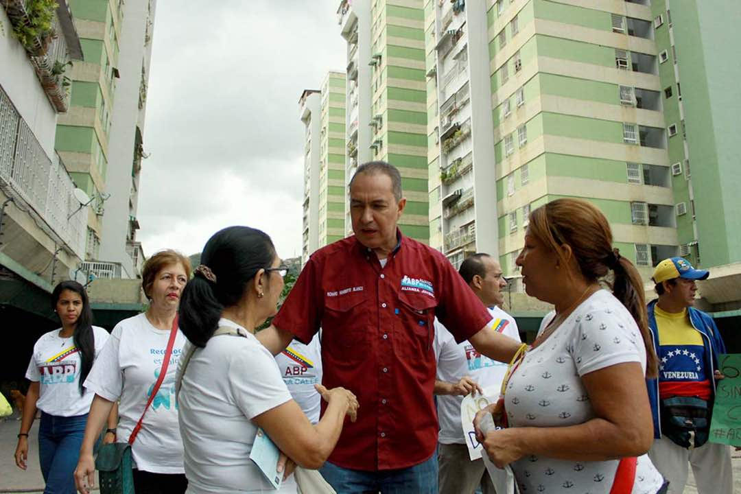 Richard Blanco: Maduro distribuirá agua a quienes tengan  el carnet de la patria pero le saldrá el tiro por la culata