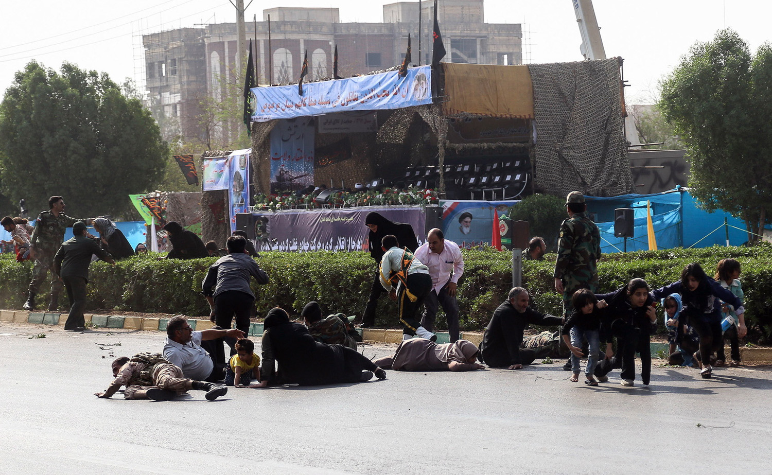 Asciende a 25 los muertos tras atentado en desfile militar en Irán