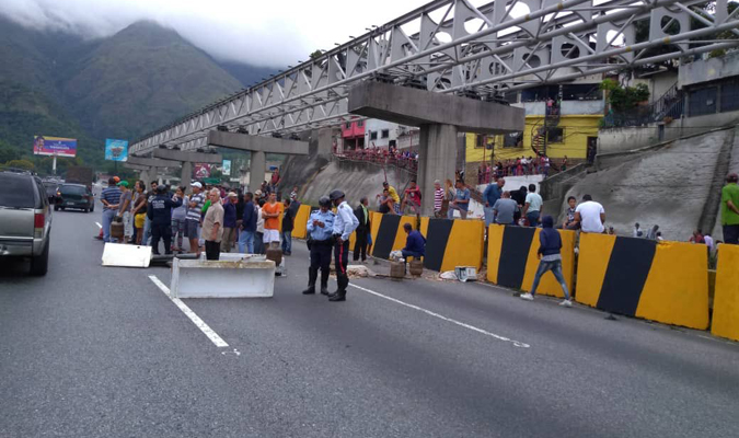 Se suman manifestantes por gas a la protesta por agua en Petare #4Sep (Foto)