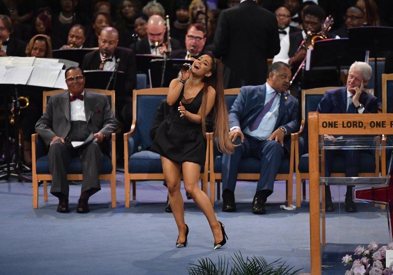 Obispo sadicón le mete mano a Ariana Grande en pleno funeral de Aretha Franklin