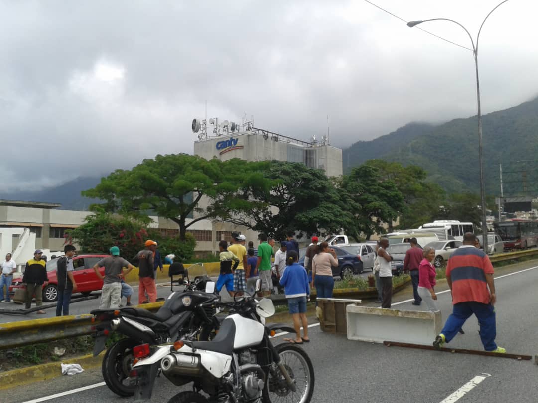 Habitantes de Fechas Patrias en Petare protestaron por falta de agua