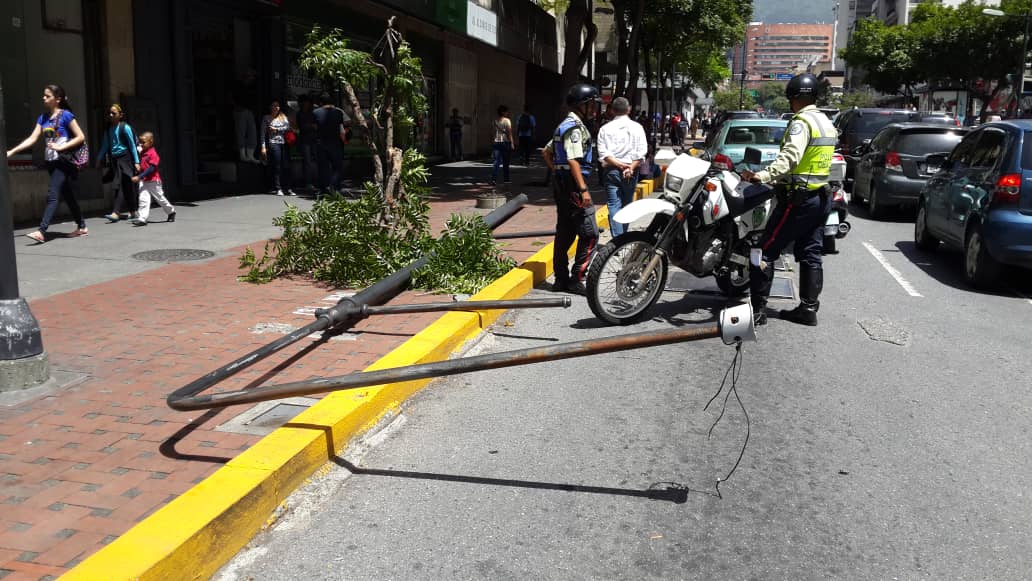 En Chacao hasta los postes de luz caen por falta de mantenimiento (Fotos)