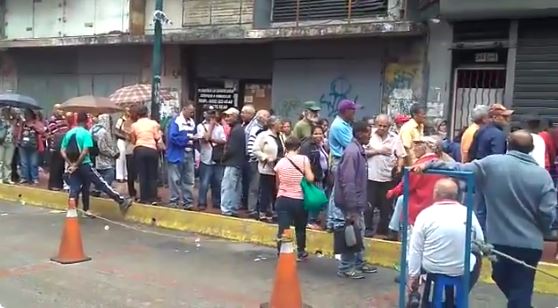 EN VIDEO: Otra vez los pensionados sufren en las colas para cobrar en efectivo #7Sep