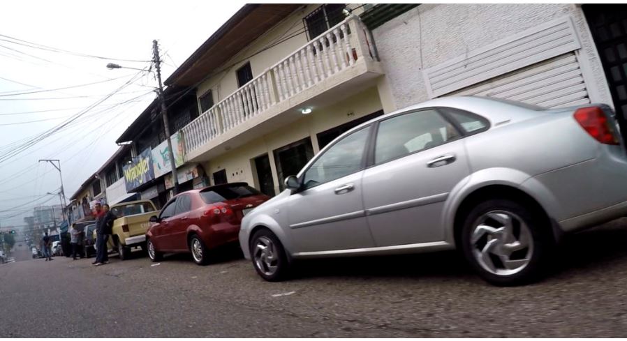 Más de 18 horas de cola en San Cristóbal para echar gasolina