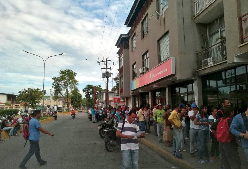 Sigue el martirio: Pensionados hacen largas colas para cobrar segundo pago del mes #7Sep