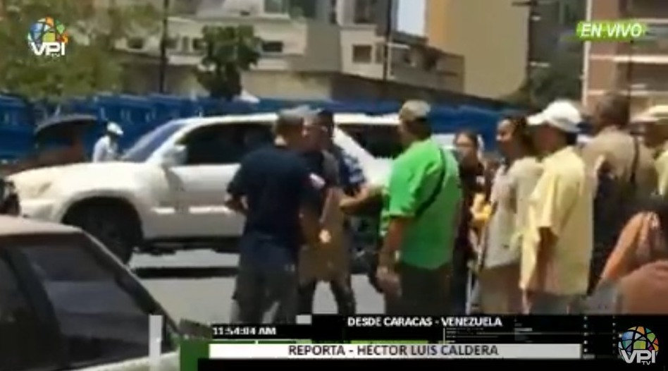 EN VIDEO: Momento en que un “colectivo de paz” saca arma blanca a periodistas en el Ministerio de Educación