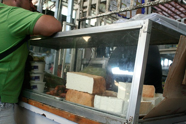 Comerciantes bajan precios de comida antes de que se pudra por apagones