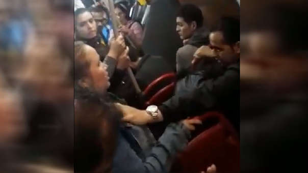 ¡Tremendo lío! Encuentra a su esposo con amante en pleno autobús (Video)