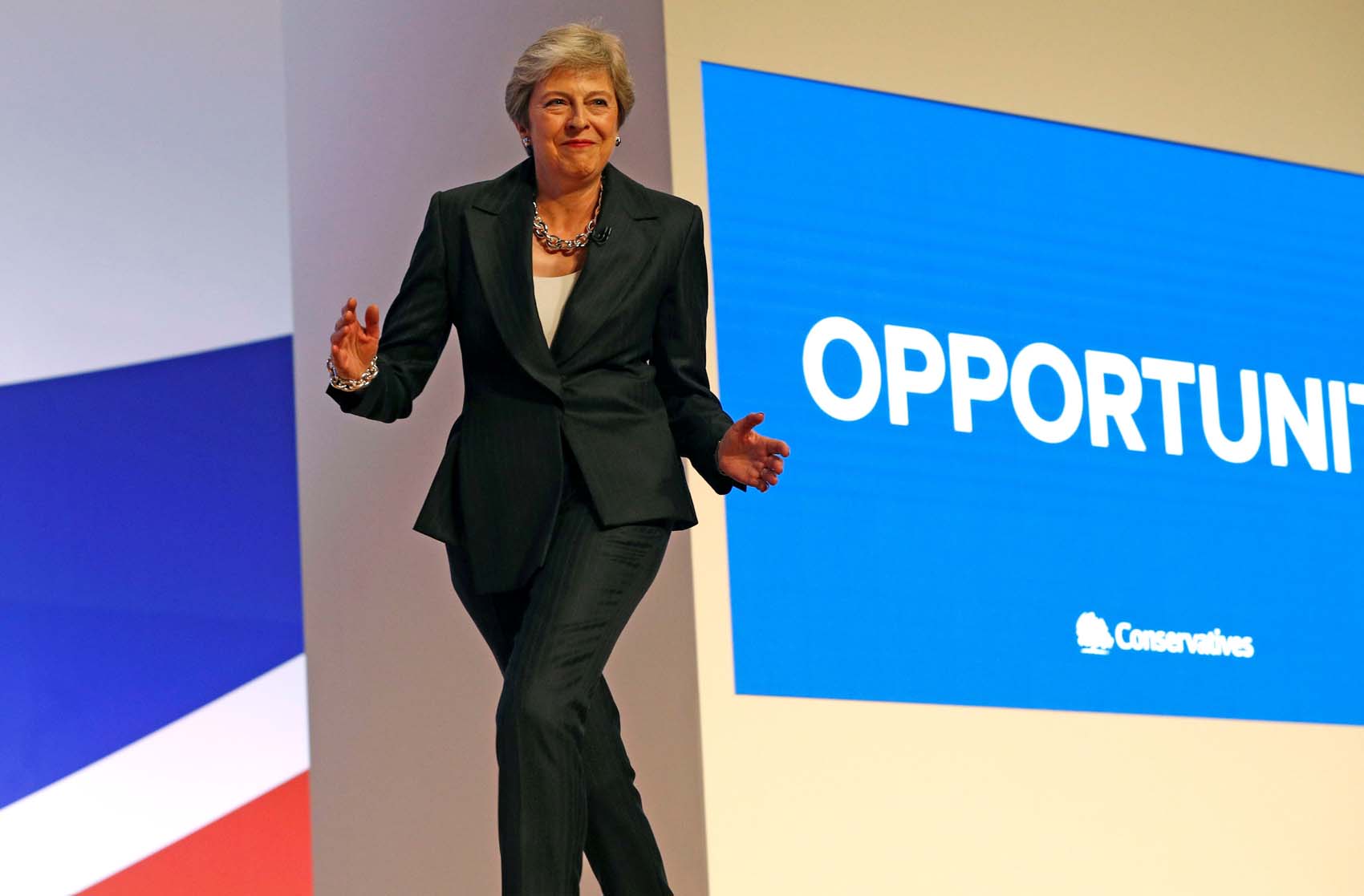 May comienza su discurso sobre el Brexit bailando al son de Abba (video y fotos)