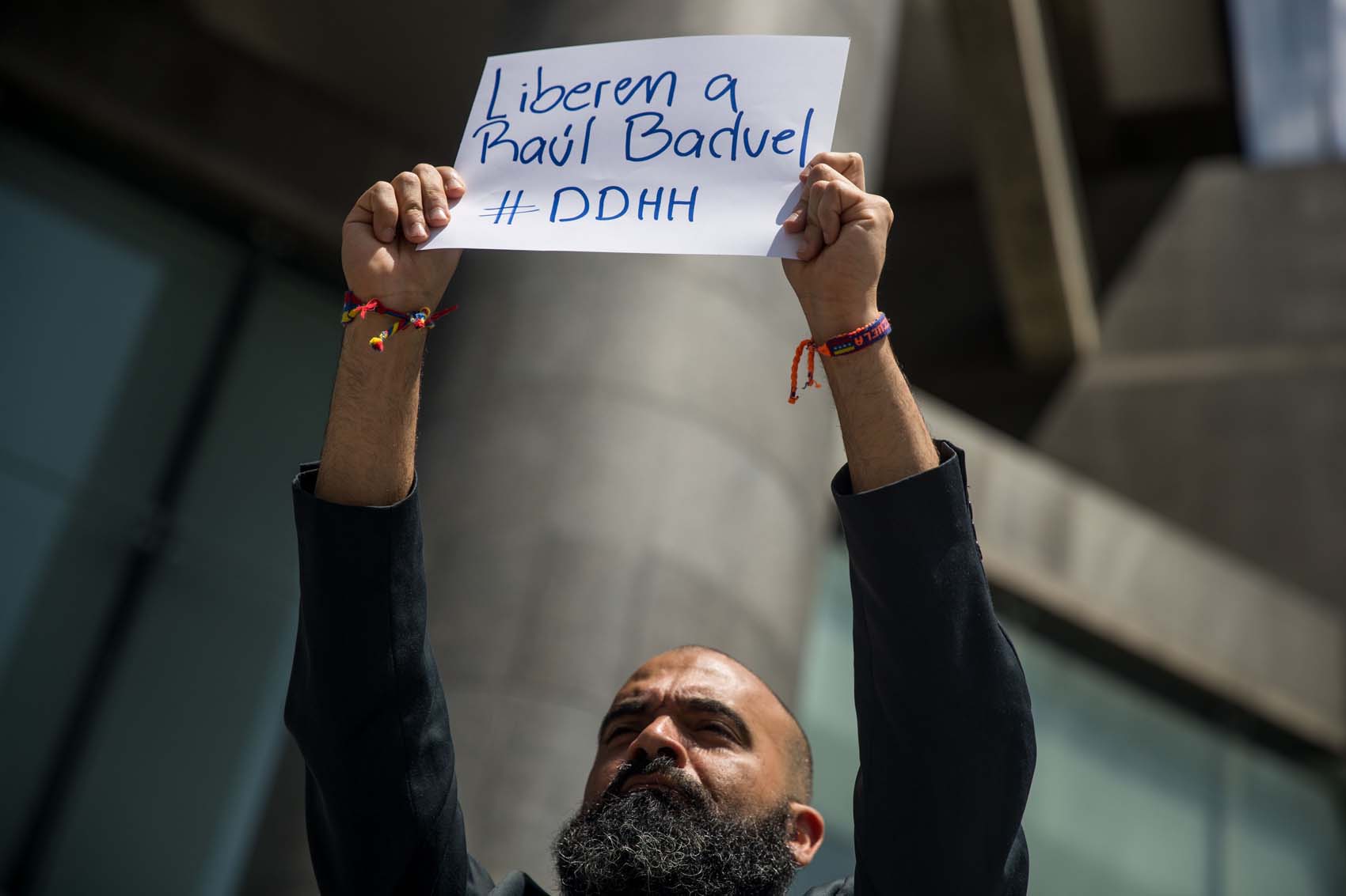 Raúl Emilio Baduel responde a las amenazas pintadas en frente de la casa de su madre