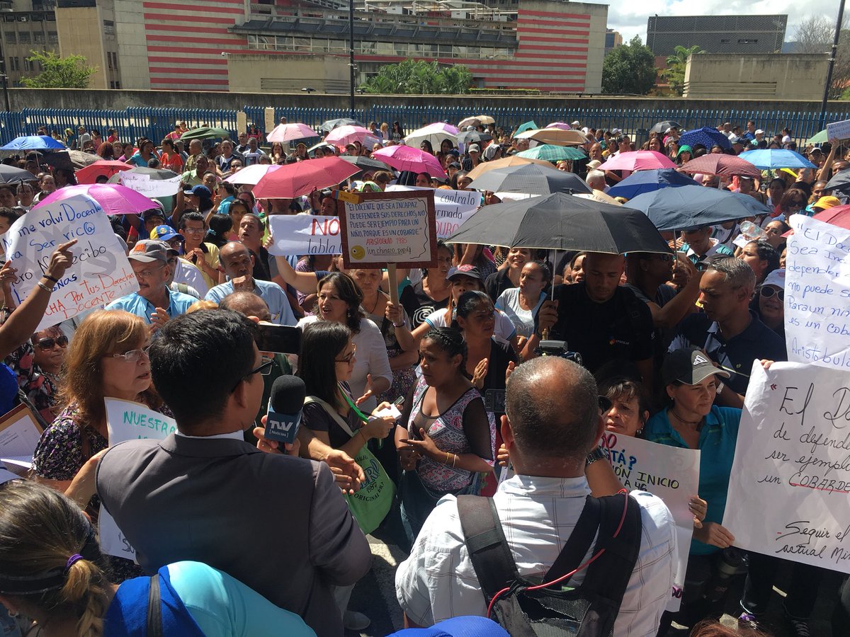 Profesores protestan para exigir respeto de contratos colectivos #31Oct