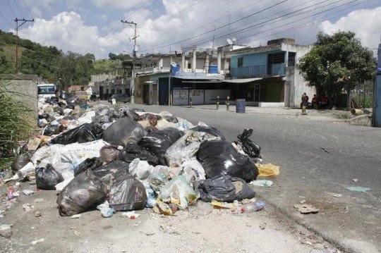 En El Marqués la basura espera por ser recogida desde hace tres semanas #6Oct