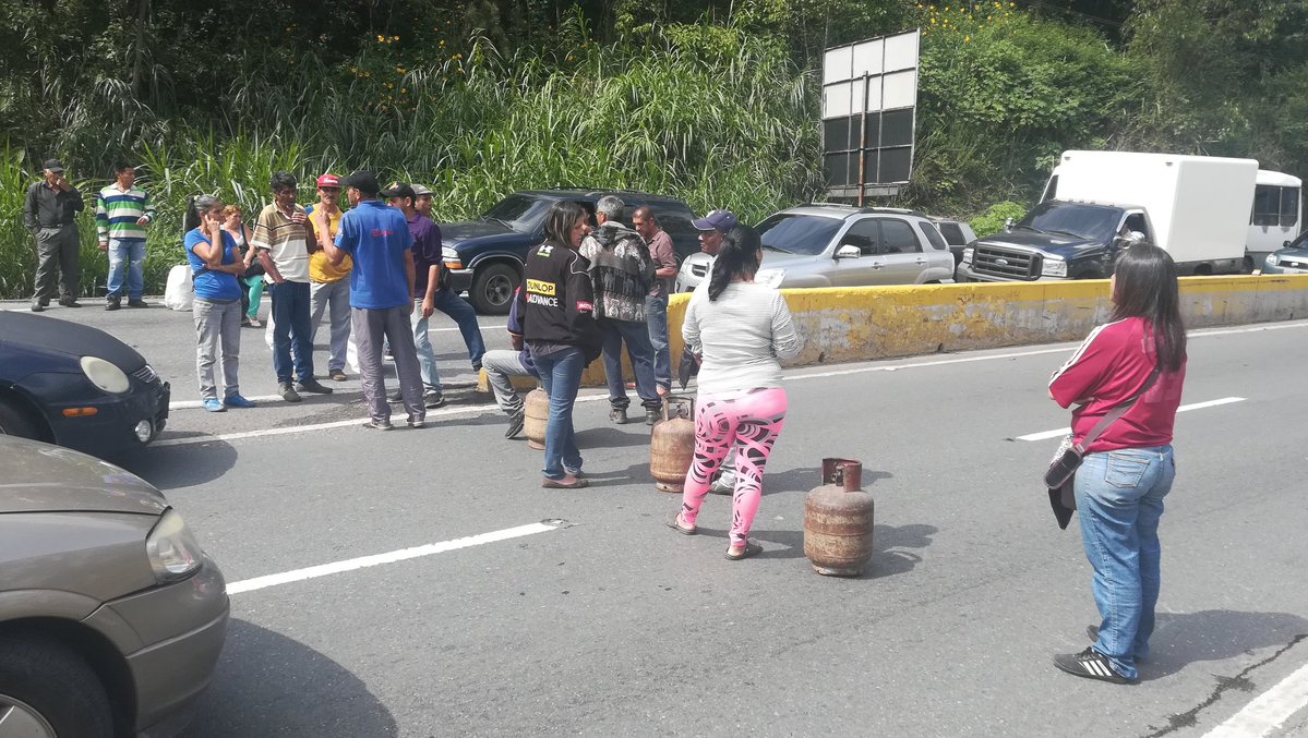 Colapsados los accesos a Los Teques por protestas #5Oct