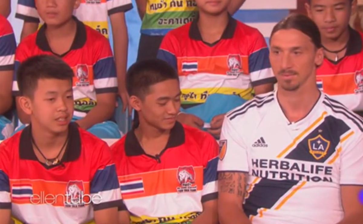 Niños que quedaron atrapados en cueva de Tailandia entrenan con Zlatan Ibrahimovic