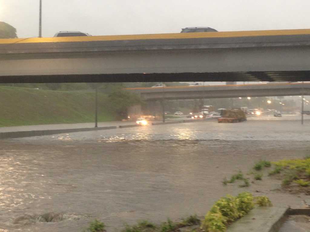 Completamente anegado el distribuidor Altamira tras las fuertes lluvias de este #22Oct (Video y fotos)