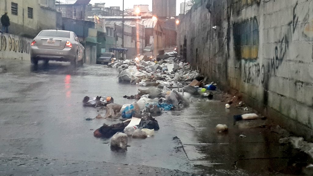 Alcantarillas tapadas causan caos en San Bernardino tras fuerte diluvio de este #22Oct