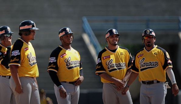 Leones rugió con fuerza ante Tiburones en el inicio de la temporada