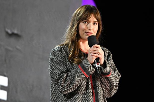 Dakota Johnson revela su número teléfonico a una multitud por un motivo muy especial (Fotos)