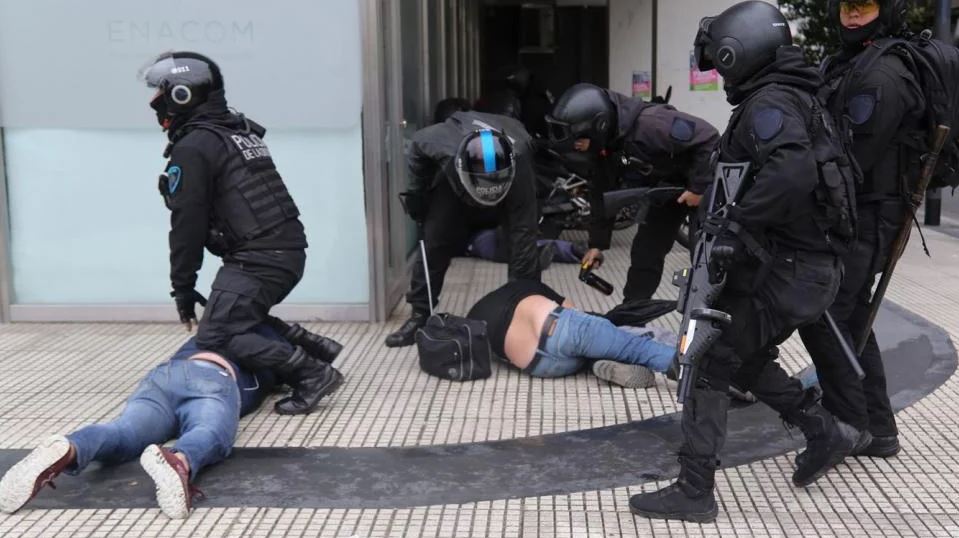 LA FOTO: Estos son los dos venezolanos que Argentina deportará por violentos disturbios en el Congreso