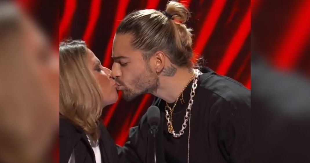 Maluma y la doctora Polo se dieron tremendo beso en los Latin AMAs 2018 (Video)