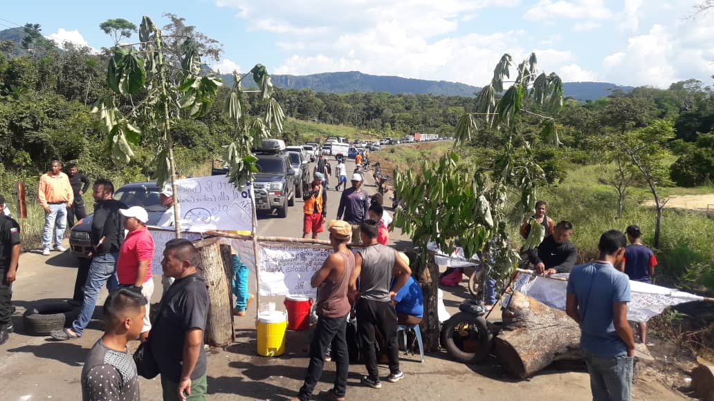 Indígenas pemones trancan varias vías en protesta contra Maduro (fotos)