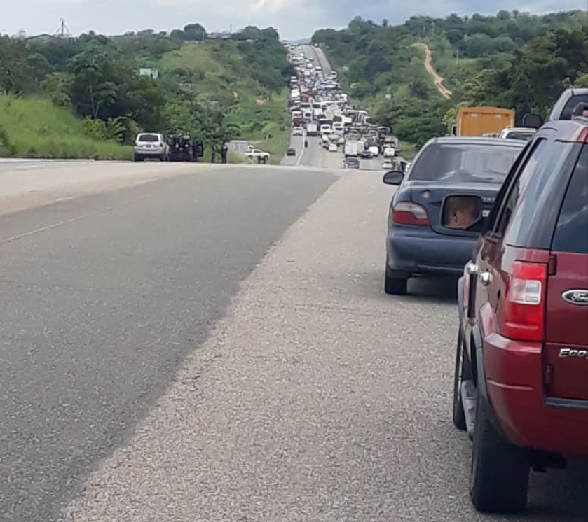 Vecinos de Boconoíto trancaron autopista Barinas-Guanare por protesta contra el gobierno #8Oct