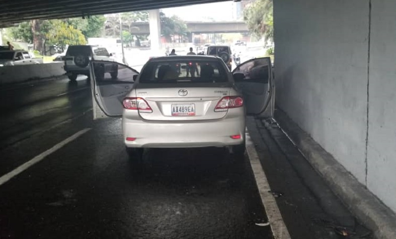 Abatidos dos secuestradores por el Gaes y Polichacao en la autopista