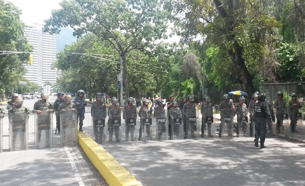 Artefacto explosivo hirió a un PNB durante manifestación de trabajadores de la UCV #26Oct (Video)