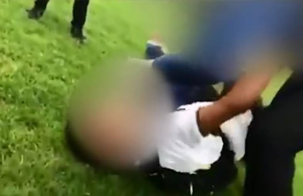 Brutal acoso escolar: Niño sirio con un brazo enyesado es ahogado por su compañero de clases (Video)