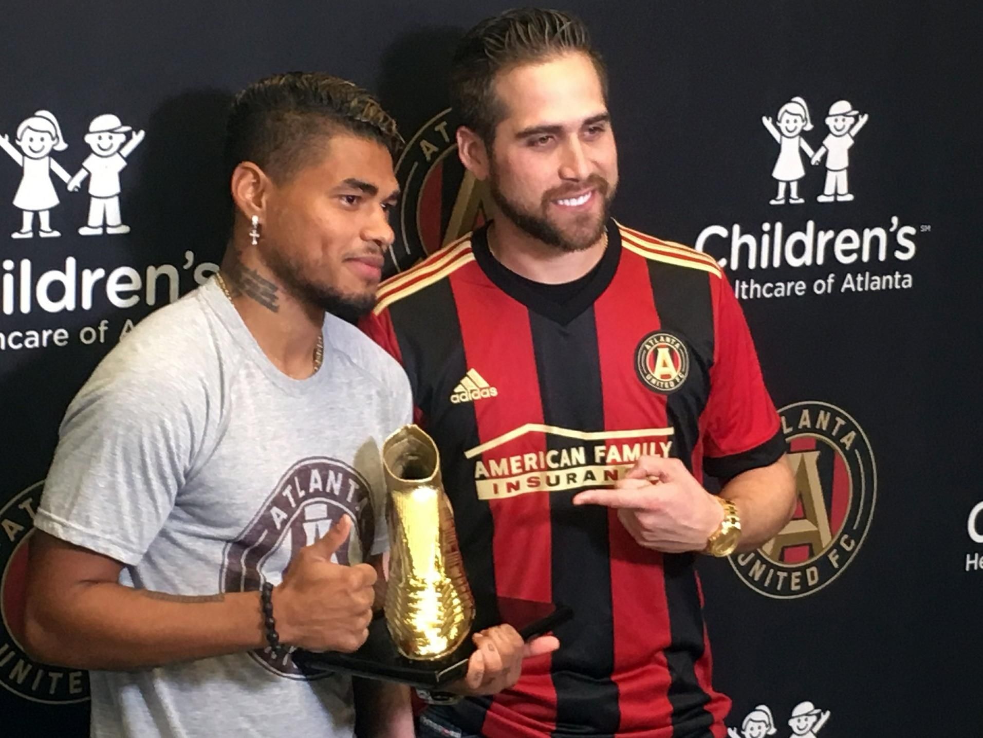 ¡Momentazo entre venezolanos! Ender Inciarte entregó la Bota de Oro de la MLS a Josef Martínez (VIDEO)