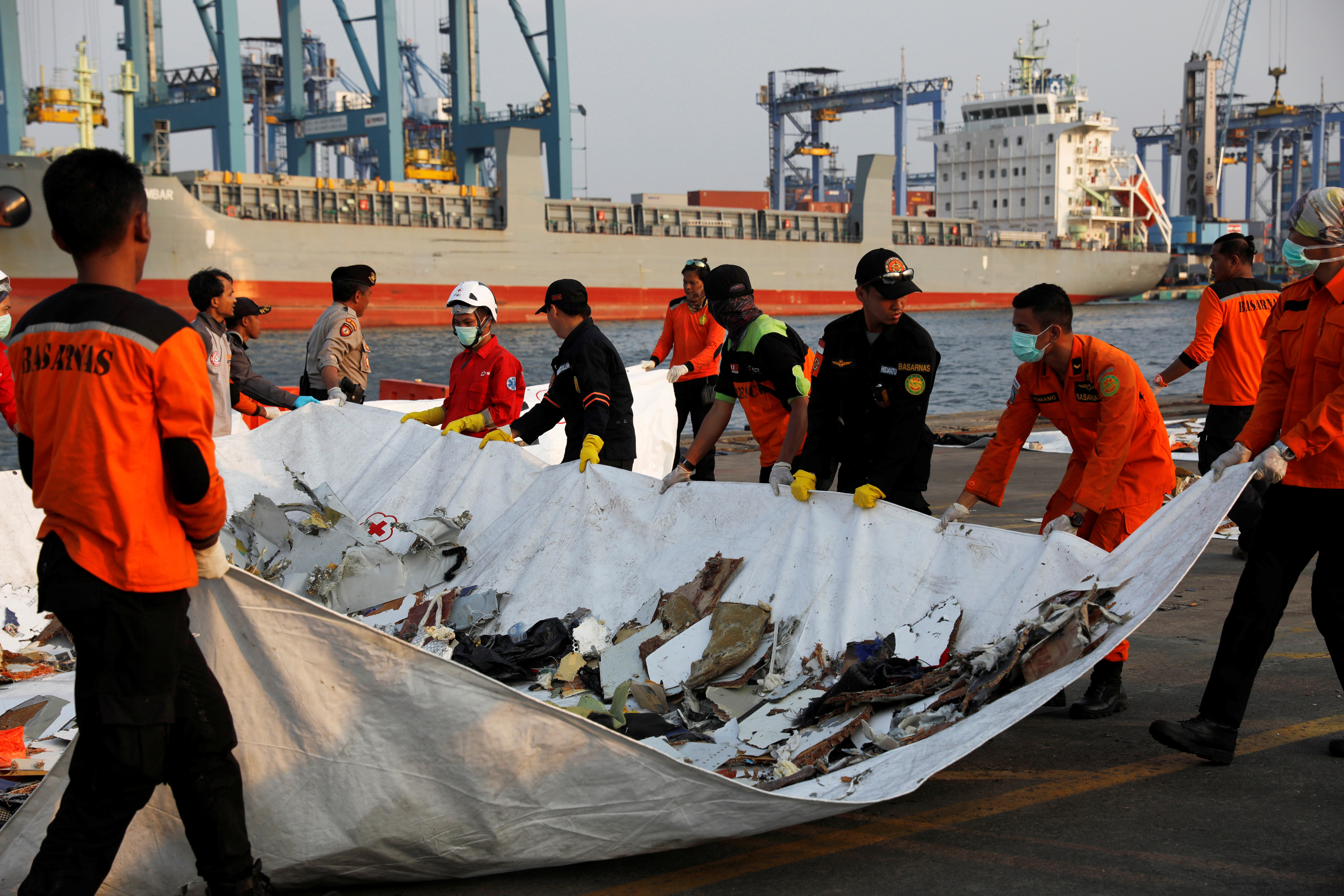 Piloto hizo llamada de alerta en vuelo anterior de avión indonesio siniestrado