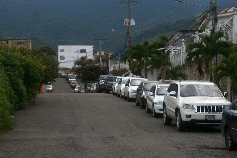 Colas para echar gasolina en Táchira agotan el tiempo y la paciencia