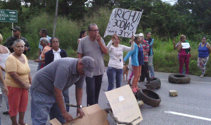 ¿Y la luz pa’ cuándo? Vecinos de Charallave protestan por tener un mes sin electricidad #13Nov