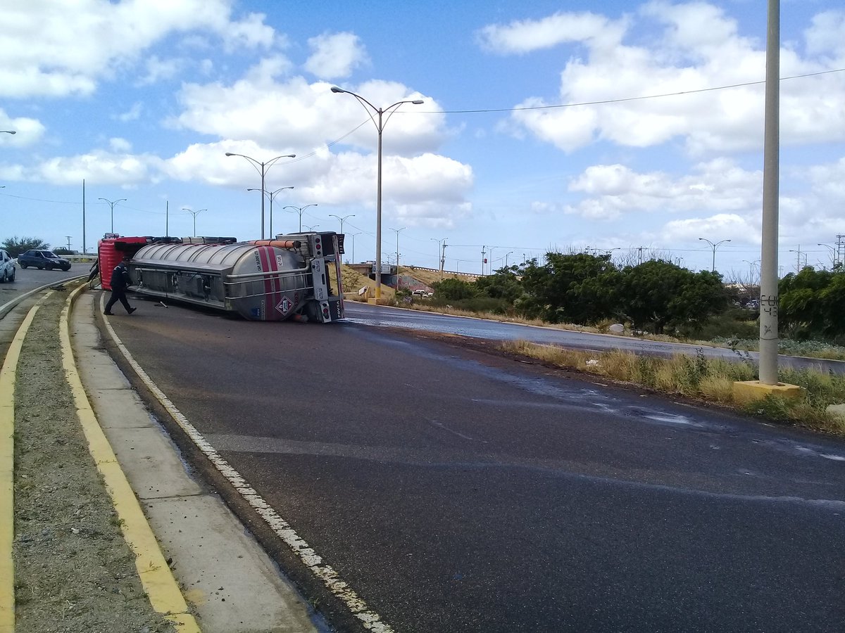 Se volcó una gandola de Pdvsa en el elevado de Las Margaritas de Punto Fijo (Fotos)