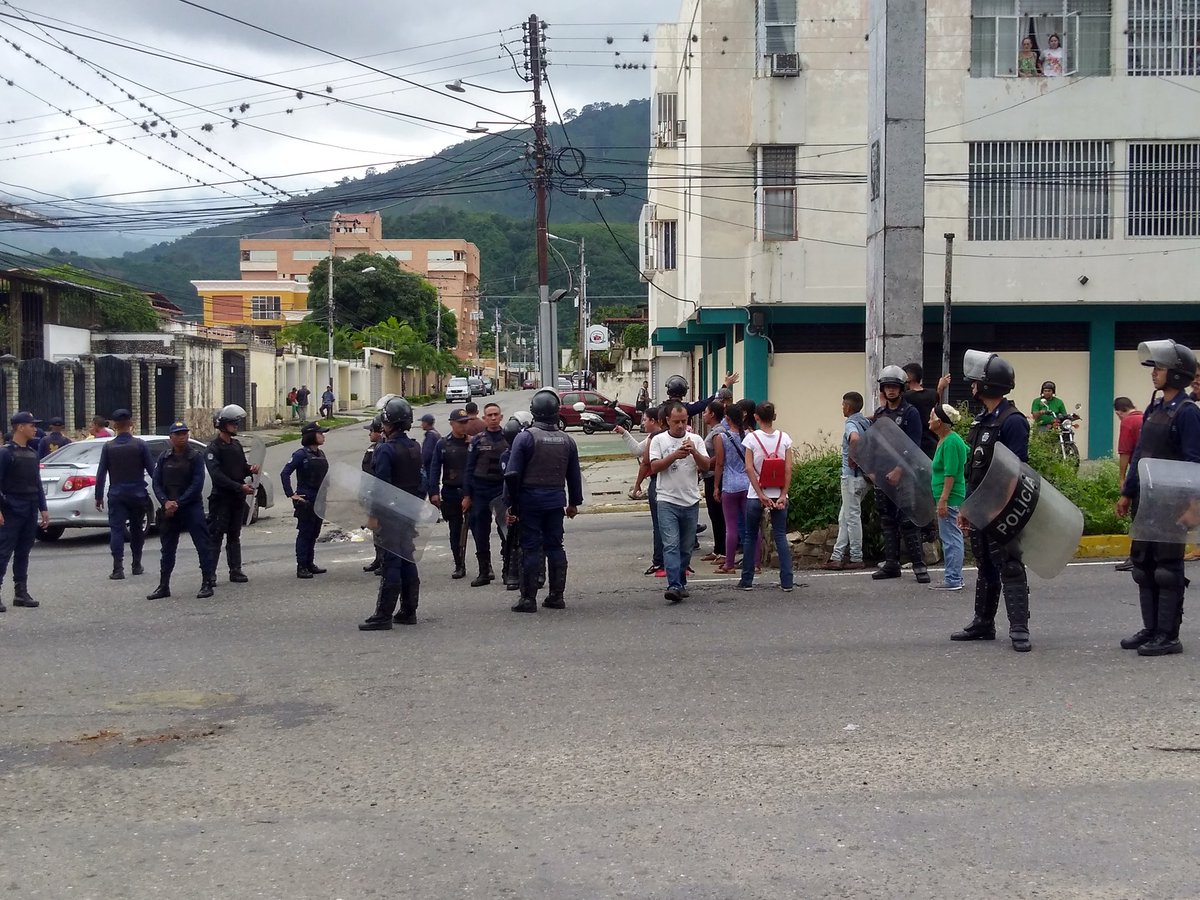 PoliTrujillo aborda a periodista durante protesta por falta de agua y gas #2Nov (fotos)