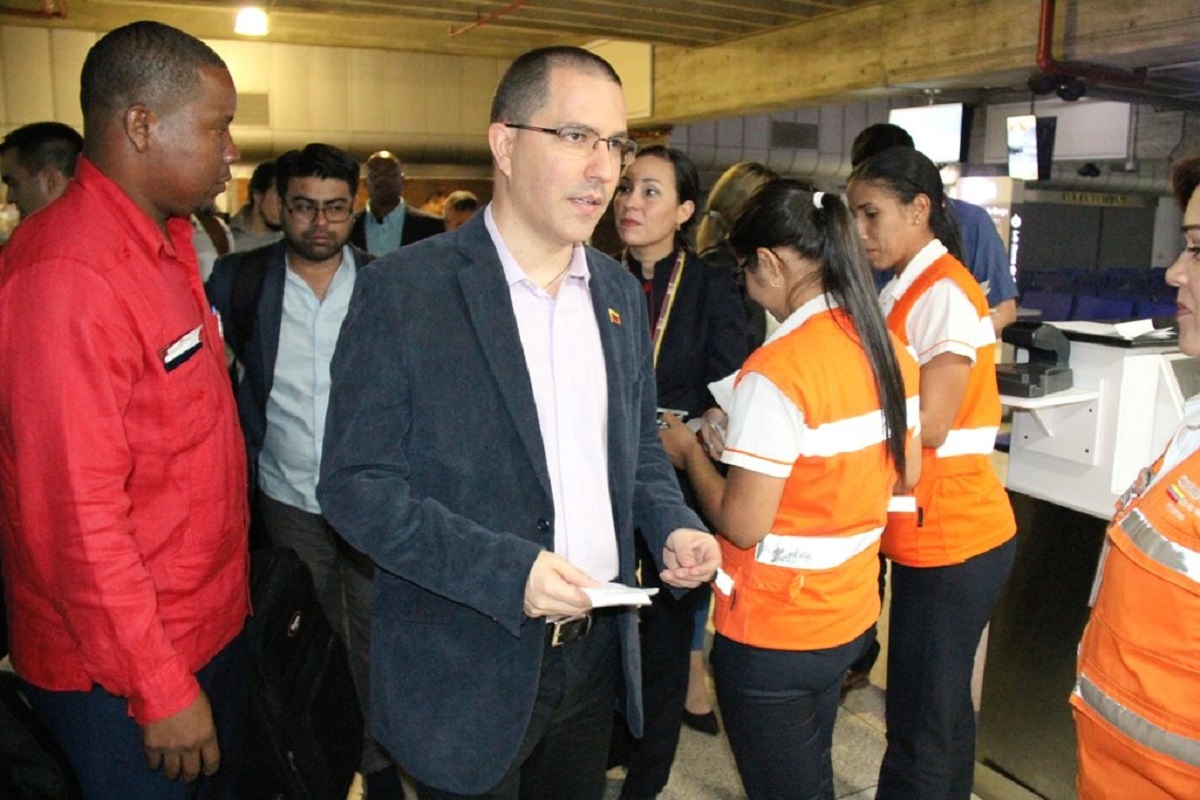 Arreaza llega al Consejo Político del Alba en Managua en avión de Conviasa (Video)