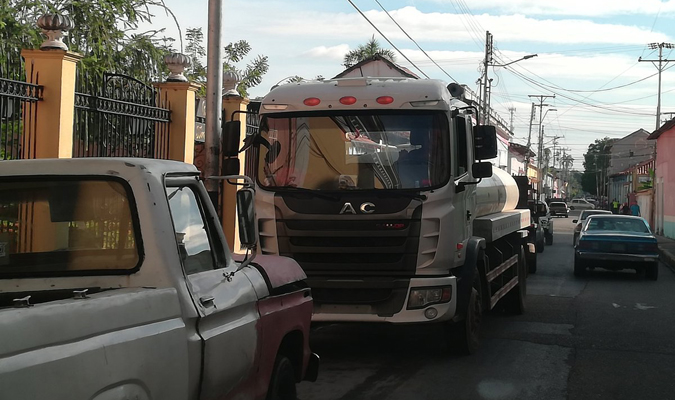 Cisterna abastece residencia de gobernadora de Cojedes mientras habitantes de San Carlos tienen 15 días sin agua #21Nov