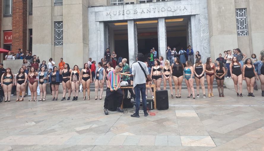 Contra los estereotipos: Hermosas rellenitas pasean en ropa interior por Medellín (Fotos y Videos)