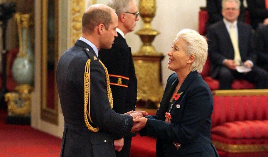 La actriz Emma Thompson recibe el título de dama del Imperio Británico