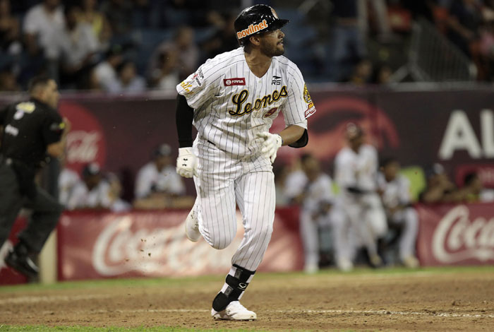 Leones del Caracas siguen imbatibles en el primer lugar de la LVBP