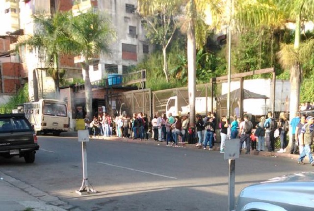 Vecinos de Los Teques en procesión para abordar el transporte #12Nov