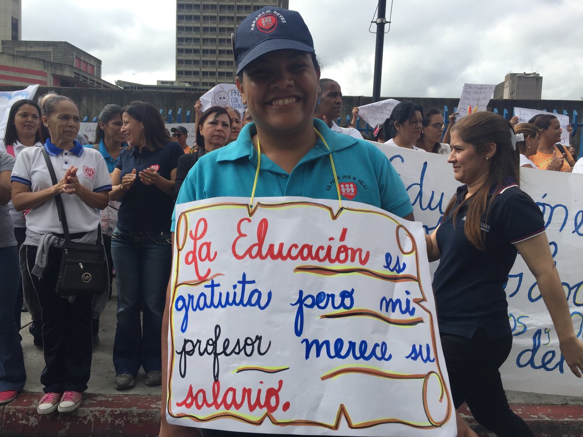 Maestros protestan en su día en todo el país para exigir salarios justos (Video)