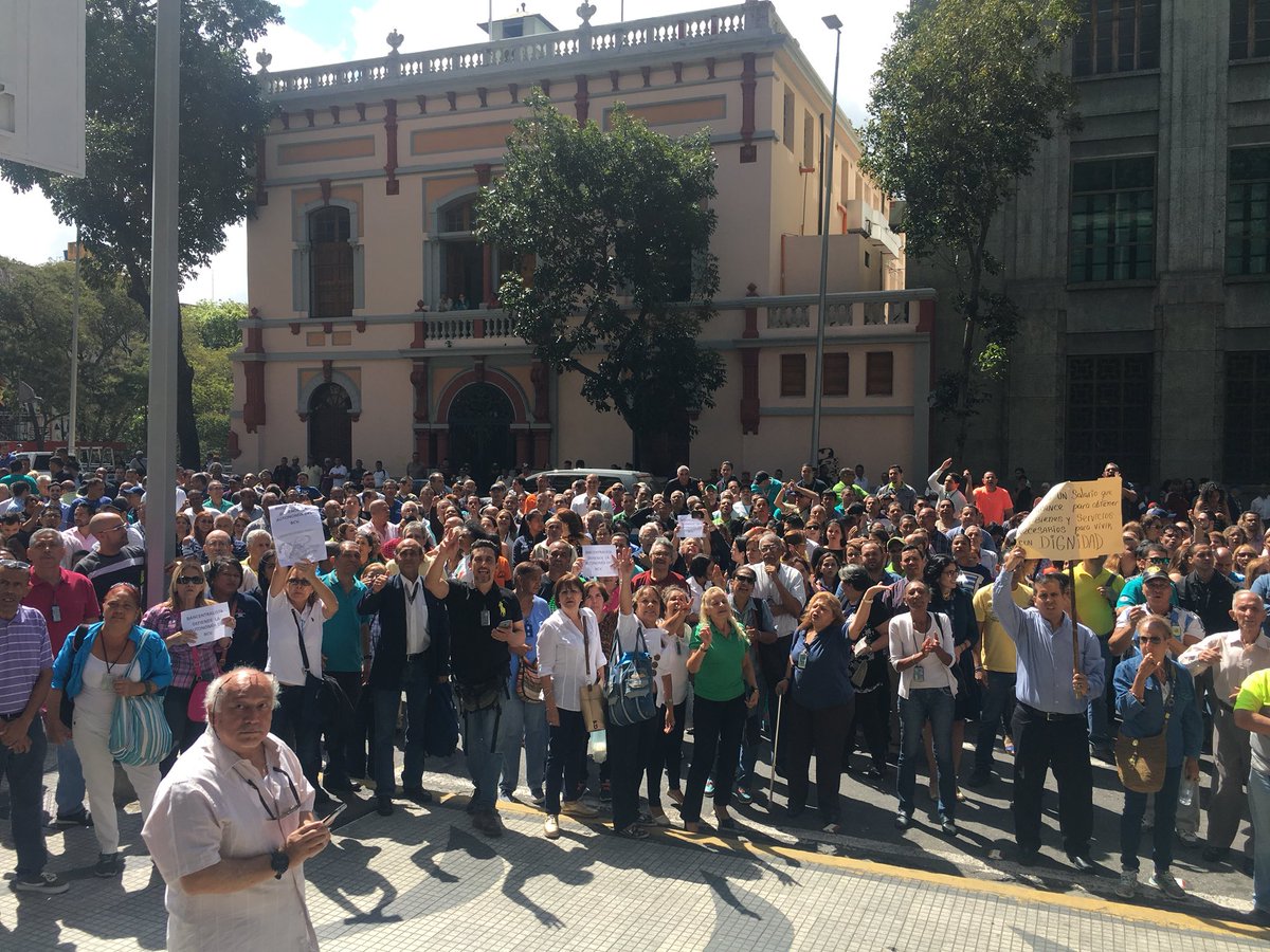 ¡Baja, Calixto, Baja”, gritan trabajadores del BCV por no estar de acuerdo con unificación de tablas salariales #1Nov