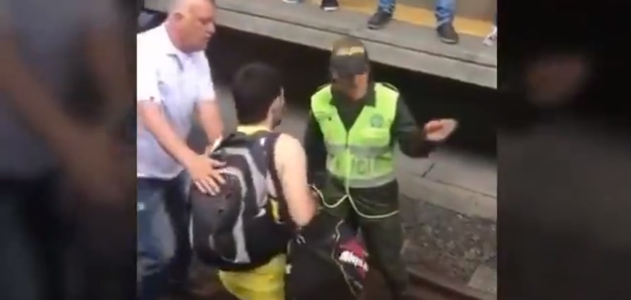 ¿Intento de suicidio o show? Youtuber se lanza a línea del Metro de Medellín (Video)